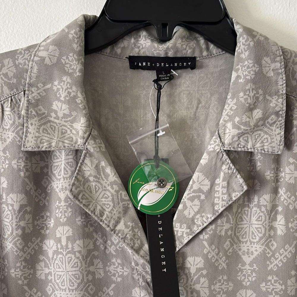 Jane and Delancey Gray Medallion Print Long Sleeve Button Down Shirt New large - Picture 2 of 4